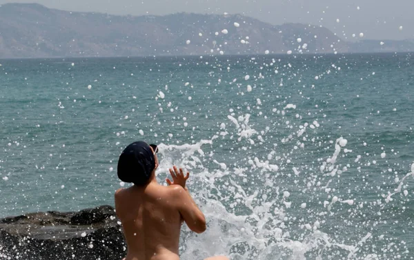 Glückliche Frau Urlaub Allein Strand Glücklich Beim Plantschen — Stockfoto