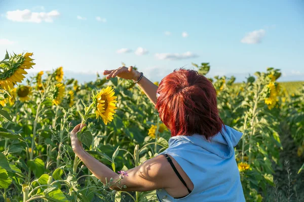 Vrouw Blauw Vest Rood Haar Houden Zonnebloemen Haar Handen Een — Stockfoto