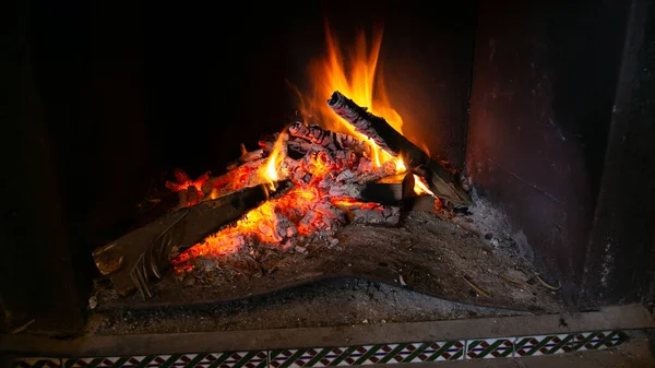 Chimenea con leña en una casa de campo —  Fotos de Stock