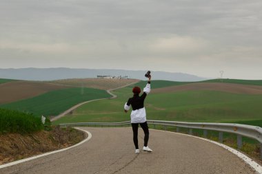 Endülüs 'te yolda fotoğraf çeken bir kadın.