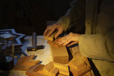 Marangozluk atölyesinde çalışan kadın marangoz..