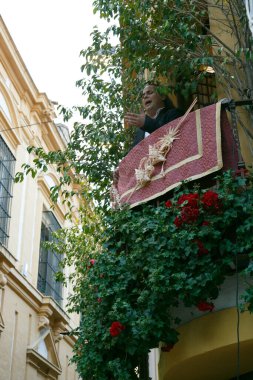 Cordoba, İspanya - 1 Nisan 2021: Cordoba 'nın Yahudi mahallesinde Saetas del pueblo.