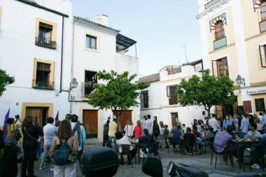 Cordoba, İspanya - 1 Nisan 2021: Cordoba 'nın Yahudi mahallesinde Saetas del pueblo.