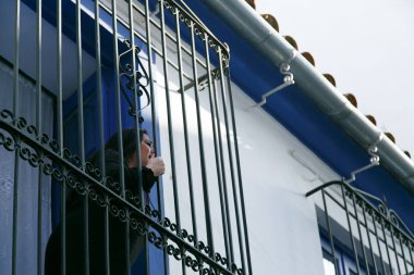 Cordoba, İspanya - 1 Nisan 2021: Cordoba 'nın Yahudi mahallesinde Saetas del pueblo.