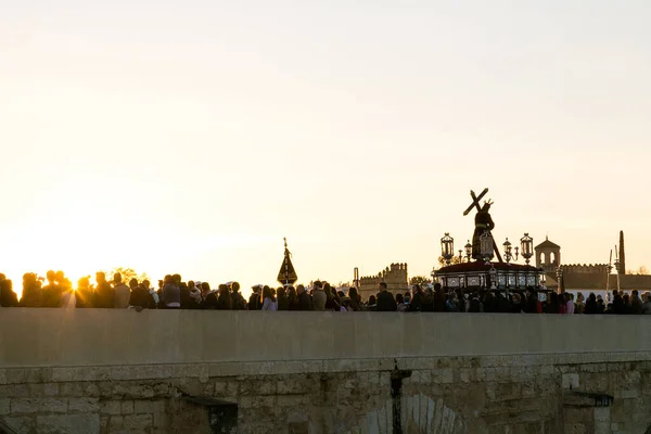 Cordoba, İspanya - 26 Nisan 2018: Cordoba Semana Santa 'da Paskalya Pazartesi İşlemleri