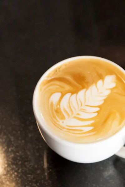 Mano Del Barista Dibujando Dibujo Taza Café Con Leche — Foto de Stock