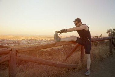 Kırsalda kaya oluşumlarıyla koşan bir adam.