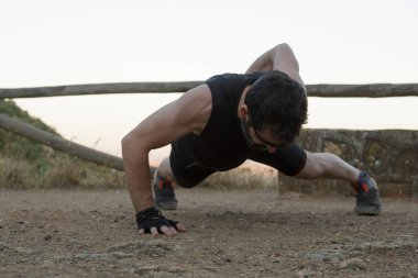 Kırsalda kaya oluşumlarıyla koşan bir adam.