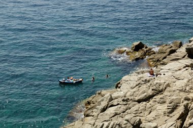 Kayalıklardan ve denizden panoramik manzara, Costa Brava