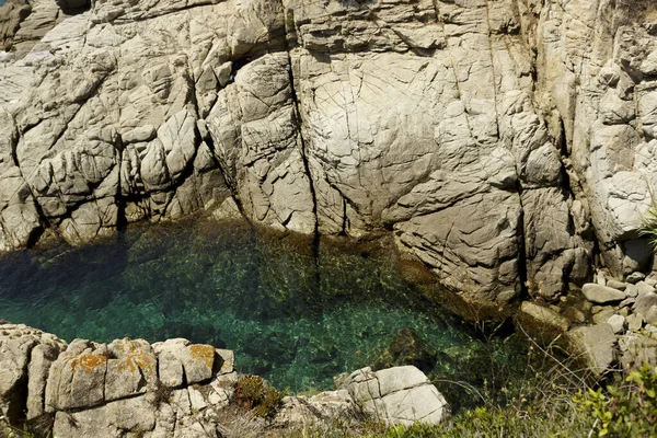 Kayalıklardan ve denizden panoramik manzara, Costa Brava