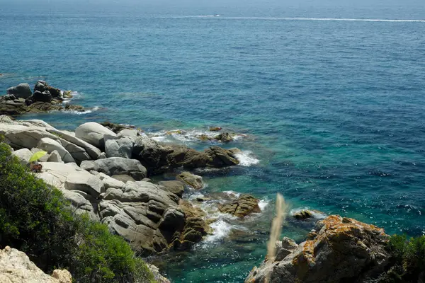 Kayalıklardan ve denizden panoramik manzara, Costa Brava
