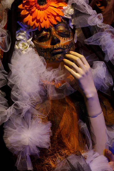 Calavera Catrina trzyma czaszkę na ciemnym przerażającym tle — Zdjęcie stockowe
