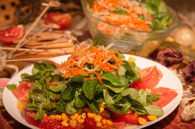 Taze salata, beyaz tabakta Akdeniz diyeti.