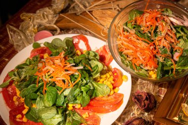 Taze salata, beyaz tabakta Akdeniz diyeti.