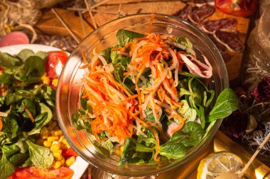 Taze salata, beyaz tabakta Akdeniz diyeti.