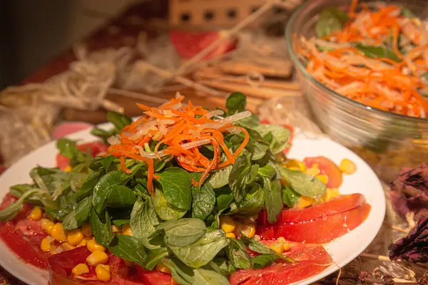 Taze salata, beyaz tabakta Akdeniz diyeti.