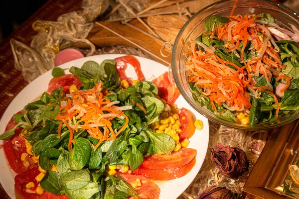 Taze salata, beyaz tabakta Akdeniz diyeti.