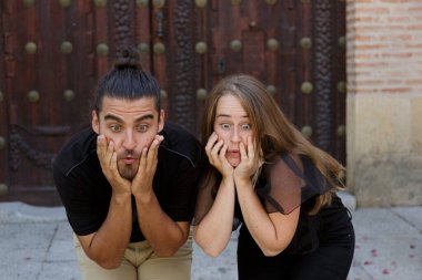 Yüzleri ve elleriyle ifade veren genç bir çift.