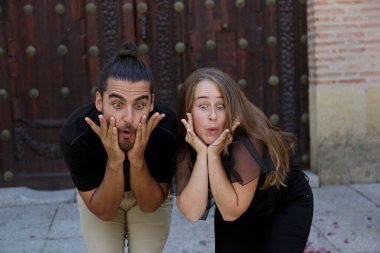 Yüzleri ve elleriyle ifade veren genç bir çift.