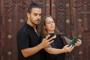 Sevgilisi onu cep telefonuyla başka bir kadınla konuşurken yakaladığı için tartışan çift.