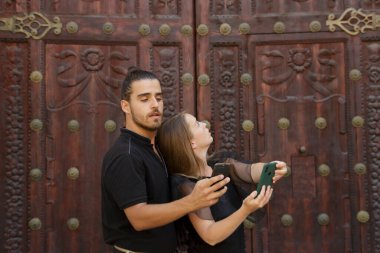 Sevgilisi onu cep telefonuyla başka bir kadınla konuşurken yakaladığı için tartışan çift.