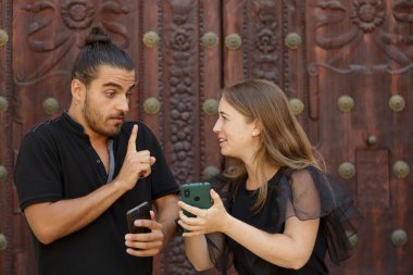 Düğün çifti neden kız arkadaşının onu cep telefonuyla başka biriyle konuşurken yakaladığını tartışıyor.