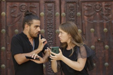 Düğün çifti neden kız arkadaşının onu cep telefonuyla başka biriyle konuşurken yakaladığını tartışıyor.