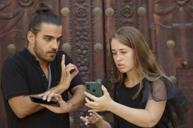 Düğün çifti neden kız arkadaşının onu cep telefonuyla başka biriyle konuşurken yakaladığını tartışıyor.