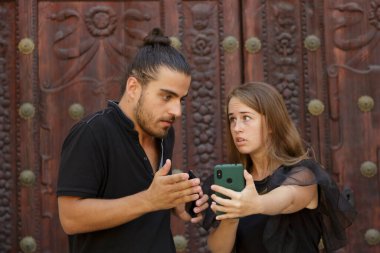 Düğün çifti neden kız arkadaşının onu cep telefonuyla başka biriyle konuşurken yakaladığını tartışıyor.