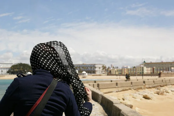 Mujer Libre Caminando Por Mar Con Cabeza Cubierta Zona Cádiz — Foto de Stock