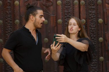 Sevgilisi onu cep telefonuyla başka bir kadınla konuşurken yakaladığı için tartışan çift..