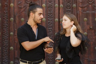 Genç çocuklar, güzergahı bulmak için akıllı telefondaki GPS haritasını kullanarak şehrin yolunu şaşırdılar.