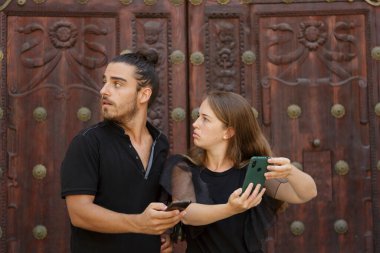 Genç çocuklar, güzergahı bulmak için akıllı telefondaki GPS haritasını kullanarak şehrin yolunu şaşırdılar.