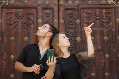 Genç çocuklar, güzergahı bulmak için akıllı telefondaki GPS haritasını kullanarak şehrin yolunu şaşırdılar.