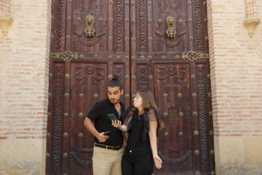 Genç çocuklar, güzergahı bulmak için akıllı telefondaki GPS haritasını kullanarak şehrin yolunu şaşırdılar.