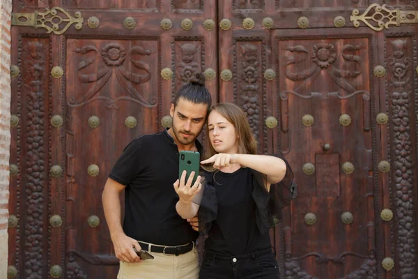 Genç çocuklar, güzergahı bulmak için akıllı telefondaki GPS haritasını kullanarak şehrin yolunu şaşırdılar.