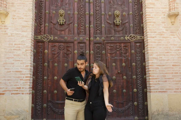 Genç çocuklar, güzergahı bulmak için akıllı telefondaki GPS haritasını kullanarak şehrin yolunu şaşırdılar.