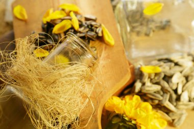 Cam kavanozlu ayçiçeği ve borulardan oluşan bir yaşam.