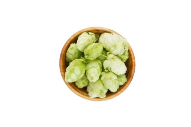 Beyaz arka planda izole edilmiş bir kasede sıçrıyor.