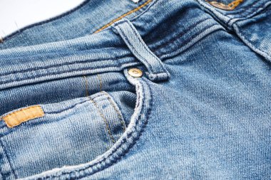 Mavi kot pantolon cebi, yakın plan.