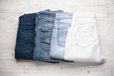 Kot pantolonlar ahşap bir zemine istiflenmiştir..