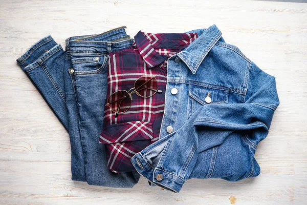 Tenues Décontractées Pour Femmes Avec Des Vêtements Jeans Sur Fond — Photo