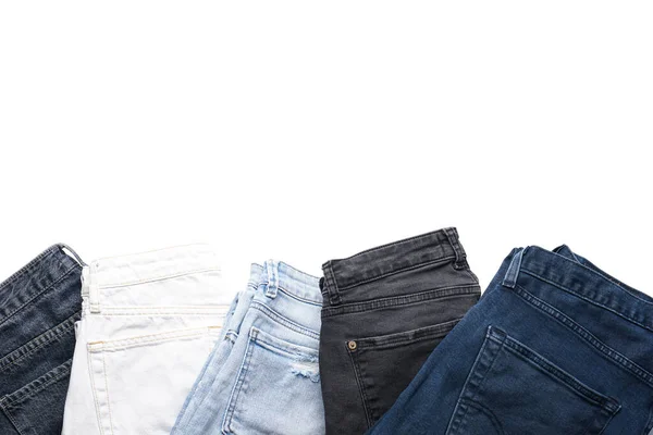 白い背景に孤立した折り畳みジーンズのセット フラットレイ — ストック写真