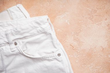 Bej arka planda beyaz kot pantolon cebi, mesaj için yer. Düz yatıyordu.