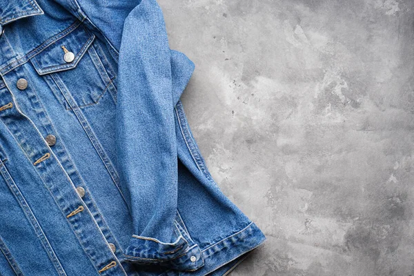 Textura Clásica Jeans Chaqueta Mezclilla Azul Sobre Fondo Gris Espacio —  Fotos de Stock