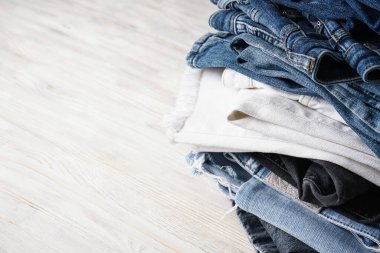 Pantolonlar hafif ahşap arka planda, metin için yer.