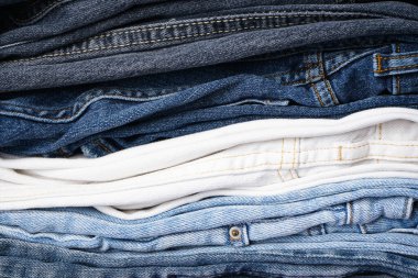 Katlanmış kot pantolon, kot pantolon. Yakın plan.