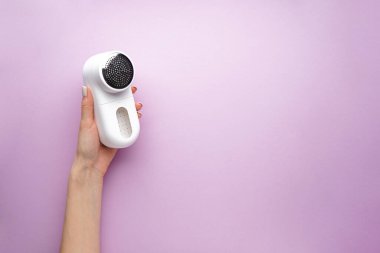 Renkli arka planda modern kumaş traşlı kadın eli, metin için yer.