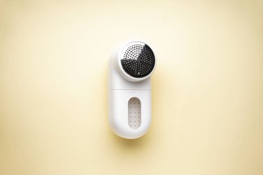 Renkli arka planda modern kumaş traşı. Üst görünüm.