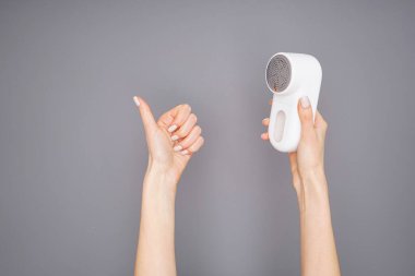 Renkli arka planda modern kumaş traşlı kadın eli. Üst görünüm.